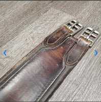 Narrow Leather Girth, 1x els *gc/fair, rusty, rubs, dirt, stiff, dry, torn els edges, hairy seams
