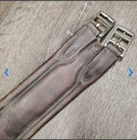 Narrow Leather Girth, 1x els *gc/fair, rusty, rubs, dirt, stiff, dry, torn els edges, hairy seams
