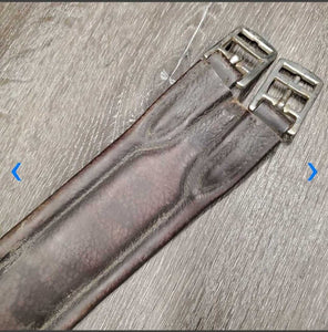 Narrow Leather Girth, 1x els *gc/fair, rusty, rubs, dirt, stiff, dry, torn els edges, hairy seams