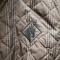 Quilt Vest, Zipper *gc, clean, hair, edges: loose threads & frays, older, puckers, clumpy fleece
