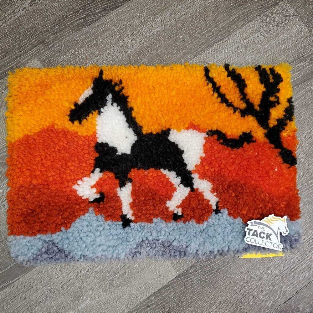 Latch Hook Trotting Horse Matt?Wall Hanging, finished/sewn cotton framed edges *like new/xc, clean