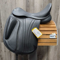18 Adj *Red-Wide In PEi Marseille Monoflap Dressage Saddle, PEi Green Cover & Black Cantle Cover, Black (Med) Gullet & Box, German aniline leather, Synthetic Wool Flocking, Rear Gusset Panels, Flaps: 18"L x 12.5"W Serial #: PE 09 0095 18"
