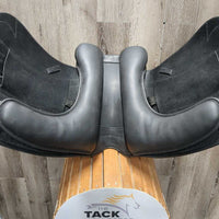 18 Adj *Red-Wide In PEi Marseille Monoflap Dressage Saddle, PEi Green Cover & Black Cantle Cover, Black (Med) Gullet & Box, German aniline leather, Synthetic Wool Flocking, Rear Gusset Panels, Flaps: 18"L x 12.5"W Serial #: PE 09 0095 18"
