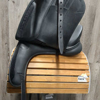 18 Adj *Red-Wide In PEi Marseille Monoflap Dressage Saddle, PEi Green Cover & Black Cantle Cover, Black (Med) Gullet & Box, German aniline leather, Synthetic Wool Flocking, Rear Gusset Panels, Flaps: 18"L x 12.5"W Serial #: PE 09 0095 18"
