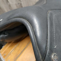 18 Adj *Red-Wide In PEi Marseille Monoflap Dressage Saddle, PEi Green Cover & Black Cantle Cover, Black (Med) Gullet & Box, German aniline leather, Synthetic Wool Flocking, Rear Gusset Panels, Flaps: 18"L x 12.5"W Serial #: PE 09 0095 18"
