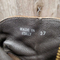 Short Soft Thick Leather Fashion Western Boots, Side Zips *vgc/gc, clean, rubs: heels, soles & tabs *intentional styling: scuffs & stains
