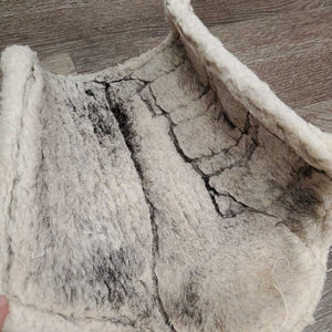 Pr Fleece Lined Closed Boots, velcro *fair, v.hairy, clean, stains, peeling, cracks, unstitched, threads, clumpy
