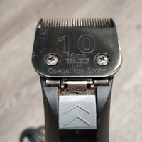 Clippers, Box, oil, brush, 10 Blades *like new, clean, SOUNDS GREAT
