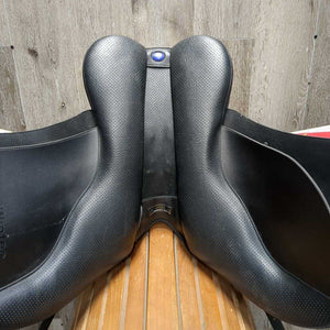 17" Adj *Red - Wide In, Wintec 500 A/P Saddle, 2x Front Velcro Blocks, 4x Billet Guards, COMPLETE Easy Gullet Change System, CAIR Panels, Front & Rear Gusset Panels, Flaps: 15.5"L x 13.5"W Serial #: W 17 07 0064-43 AP 17"