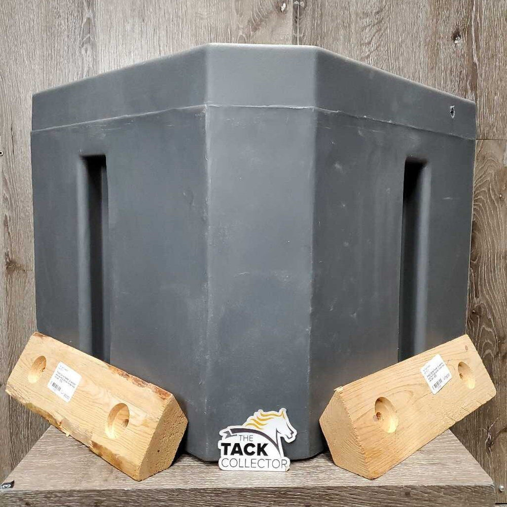Plastic Corner Feeder, 2x wooden wall mounting boards *xc/like new, mnr dirt