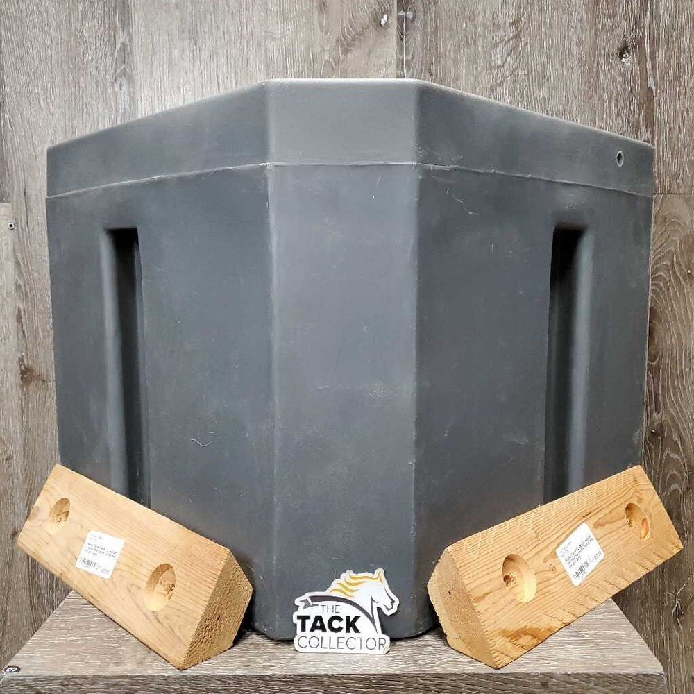 Plastic Corner Feeder, 2x wooden wall mounting boards *xc/like new, mnr dirt