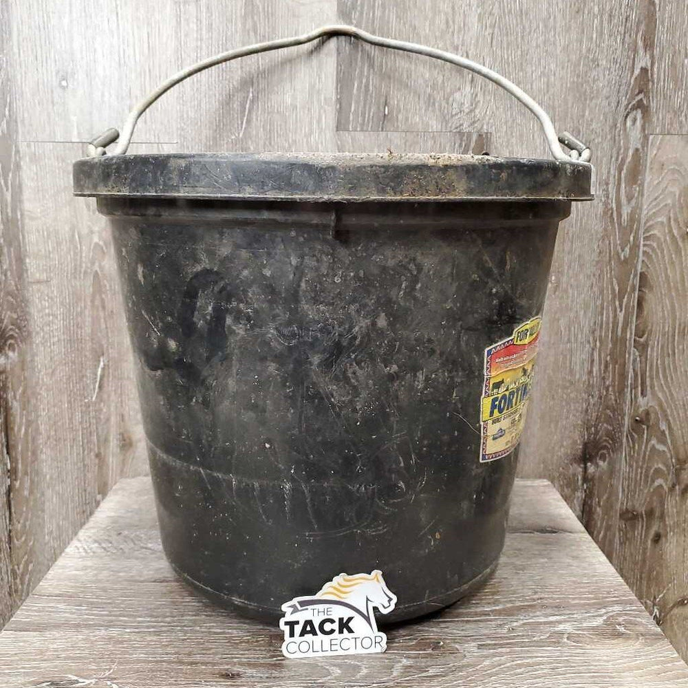 Flat Back Plastic Bucket *gc, filthy, chews, scrapes