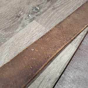 Flat Leather Back Cinch *vgc, stains, mnr scratches & residue