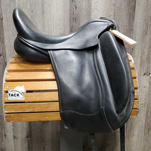 17.5" *XW 6.25" Dresch Monoflap Dressage Saddle, Xlg Exterior Front Blocks, Velcro Flap/Panel, Wool Flocking, Front & Rear Gusset Panels, Flaps: 15.5"L x 11.5"W Serial #: N/A