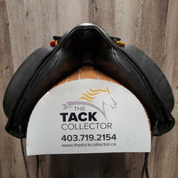 17.5" *XW 6.25" Dresch Monoflap Dressage Saddle, Xlg Exterior Front Blocks, Velcro Flap/Panel, Wool Flocking, Front & Rear Gusset Panels, Flaps: 15.5"L x 11.5"W Serial #: N/A
