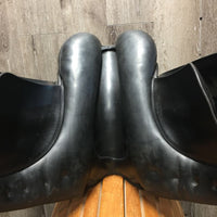 16.5" *XW 7.5" Stubben Juventus Dressage Saddle, Wool Flocking, Rear Gusset Panels, Lg Front Blocks, Flaps: 15"W x 11.5" Serial #: XW 8840302
