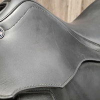 17/17.5" Adj *set MW *5.25" Erreplus Elena Dressage Saddle, Black LeMieux Cover, Wool Flocking, Xlg Exterior Front Blocks, Flaps: 19.5"L x 11"W Serial #: 170246672BLAI
