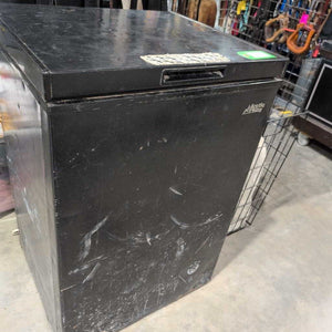 Chest Freezer *WORKDS, fair/gc, dirty, v.dented, tape