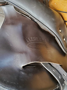 17.5 Adj *set MW *5" Custom Saddlery Monoflap Saddle, Black Custom Saddlery Cover, Wool Flocking, Rear Gussets, Large Exterior Front Pencil Roll & Back Block, Flaps: 15"L x 14.25"W Serial #: 22712 175 13