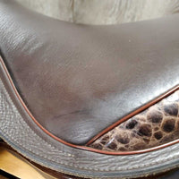 17.5 Adj *set MW *5" Custom Saddlery Monoflap Saddle, Black Custom Saddlery Cover, Wool Flocking, Rear Gussets, Large Exterior Front Pencil Roll & Back Block, Flaps: 15"L x 14.25"W Serial #: 22712 175 13
