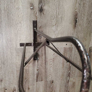 Hamer Finish Wall Mount Metal Saddle Rack *vgc/xc, clean, mnr dusty seams