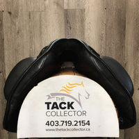 17 *17.5" Adj *set XW 6" Custom Saddlery Icon Alpha Monoflap Dressage, Black Nylon Custom Saddlery Cover, Wool Flocking, Front & Rear Gusset Panels, XL Short Exterior Front Blocks, Flaps: 16"L x 9"W Serial #: 21669 17 15
