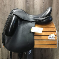 17 *17.5" Adj *set XW 6" Custom Saddlery Icon Alpha Monoflap Dressage, Black Nylon Custom Saddlery Cover, Wool Flocking, Front & Rear Gusset Panels, XL Short Exterior Front Blocks, Flaps: 16"L x 9"W Serial #: 21669 17 15
