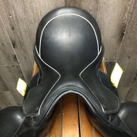 17 *17.5" Adj *set XW 6" Custom Saddlery Icon Alpha Monoflap Dressage, Black Nylon Custom Saddlery Cover, Wool Flocking, Front & Rear Gusset Panels, XL Short Exterior Front Blocks, Flaps: 16"L x 9"W Serial #: 21669 17 15
