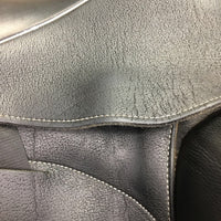 17 *17.5" Adj *set XW 6" Custom Saddlery Icon Alpha Monoflap Dressage, Black Nylon Custom Saddlery Cover, Wool Flocking, Front & Rear Gusset Panels, XL Short Exterior Front Blocks, Flaps: 16"L x 9"W Serial #: 21669 17 15

