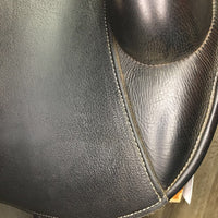 17 *17.5" Adj *set XW 6" Custom Saddlery Icon Alpha Monoflap Dressage, Black Nylon Custom Saddlery Cover, Wool Flocking, Front & Rear Gusset Panels, XL Short Exterior Front Blocks, Flaps: 16"L x 9"W Serial #: 21669 17 15

