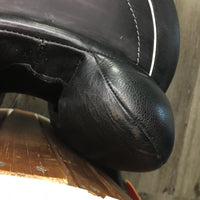 17 *17.5" Adj *set XW 6" Custom Saddlery Icon Alpha Monoflap Dressage, Black Nylon Custom Saddlery Cover, Wool Flocking, Front & Rear Gusset Panels, XL Short Exterior Front Blocks, Flaps: 16"L x 9"W Serial #: 21669 17 15
