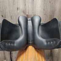 17.5" *Adj. MW/Blue Gullet In Wintec 500 Dressage Saddle, Blue Wintec Cover, 6 Velcro Blocks, Black (Med) Gullet, Info Packet & Tool, CAIR Panels, Front & Rear Gusset Panels, Flaps: 16.5"L x 12.5"W