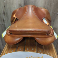 17.5" *Adj Med *Black Gullet In Bates Caprilli Close Contact, 2 Billet Guards, 2 Front Velcro Blocks, 2 Bates Stirrup Leathers, Black Shedrow Cover, CAIR Panels, Rear Gusset Panels, Flaps: 14.25"L x 13.5"W Serial #: V0603418-43
