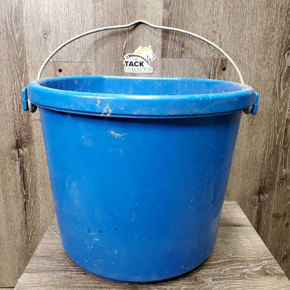 Heated Plastic Water Bucket *vgc, mnr scratches, dirty, bottom storage crack, works?