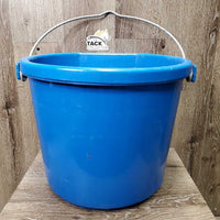 Heated Plastic Water Bucket *vgc, mnr scratches, dirty, top edge & bottom storage crack, works?