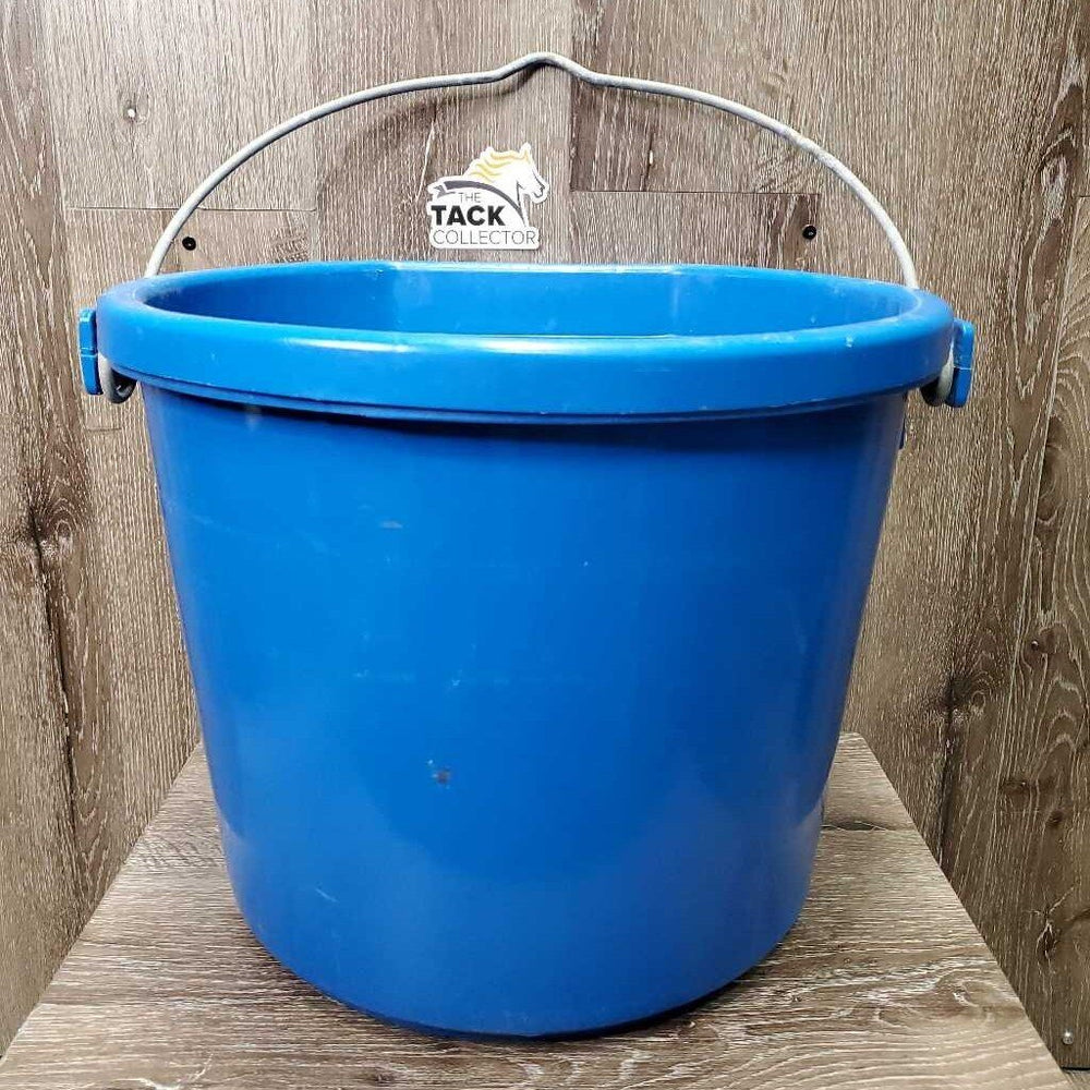Heated Plastic Water Bucket *vgc, mnr scratches, dirty, top edge & bottom storage crack, works?