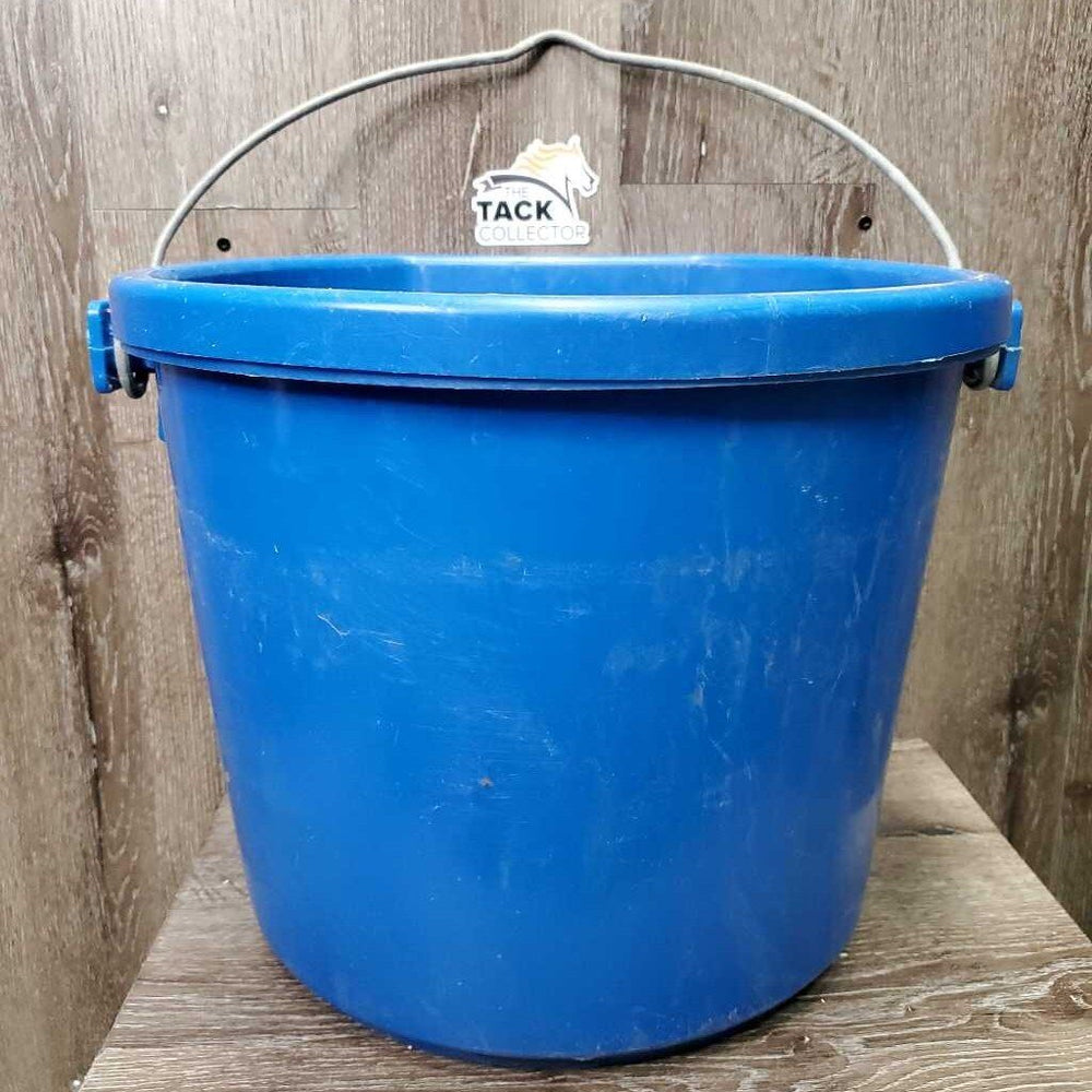 Heated Plastic Water Bucket *vgc, mnr scratches, dirty, bottom storage crack, works?