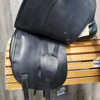 17.5" MW 5.5" Equipe Oracle Dressage Saddle, Equipe Red/White Cotton Cover, Foam Panels, Xlg Exterior Front Blocks, Flaps: 15.5"L x 12"W Serial #: 17.5 N01070118 DORES +1M
