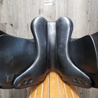 17.5" MW 5.5" Equipe Oracle Dressage Saddle, Equipe Red/White Cotton Cover, Foam Panels, Xlg Exterior Front Blocks, Flaps: 15.5"L x 12"W Serial #: 17.5 N01070118 DORES +1M
