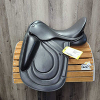 16.5" *Adj Med/Black Gullet In Premier Equine Monoflap Synthetic Dressage, Navy PEi Jersey Cover, Large Front Exterior Blocks, Synthetic Flocking, Front & Rear Gusset, Flaps: 15"L x 9"W Serial #: PE179614
