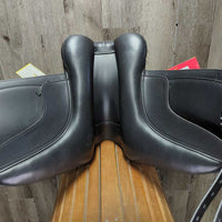 16.5" *Adj Med/Black Gullet In Premier Equine Monoflap Synthetic Dressage, Navy PEi Jersey Cover, Large Front Exterior Blocks, Synthetic Flocking, Front & Rear Gusset, Flaps: 15"L x 9"W Serial #: PE179614
