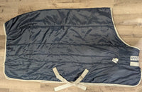 200g Quilt Stable Blanket, tail *vgc, clean, mnr hair, stains, unstiched, missing d ring @ tail, v. mnr snag
