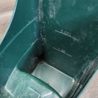 Enclosed Plastic Feed Scoop *vgc, mnr dirt, residue
