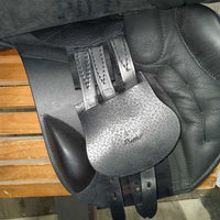 17.5 MW *5" Black Country Wexford All Purpose Saddle, 2 Billet Guards, Black Country Black Cover, Lg Front Blocks, Rear Gusset Panels, Wool Flocking, Flaps: 15"L x x14.5"W Serial #: 35644
