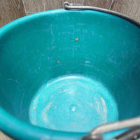 Round Plastic Bucket *gc, dirt, scuffed, scratches, residue, faded
