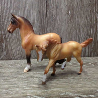 Plastic Barn, Removeable Roof, Jump, 3 Barrels, 4 Fence, 2 horses *vgc, mnr loose Cupola

