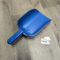 Plastic Feed Scoop *vgc, mnr dirt, scuffs
