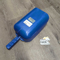 Plastic Feed Scoop *vgc, mnr dirt, scuffs
