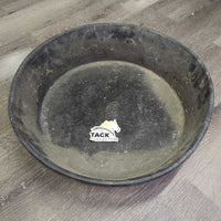 Round Rubber Feed Tub *gc, dirt, residue, mnr hair
