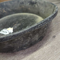 Round Rubber Feed Tub *gc, dirt, residue, mnr hair
